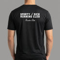 Camiseta com estampa frontal de lettering "SPORTY & RICH" e estampa traseira de "SPORTY & RICH RUNNING CLUB" acompanhada de "Rowher Club" abaixo.