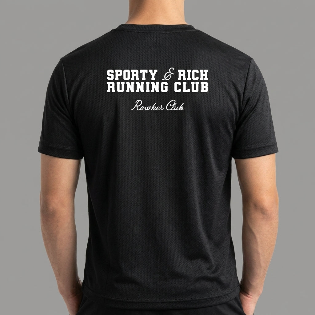 Camiseta com estampa frontal de lettering "SPORTY & RICH" e estampa traseira de "SPORTY & RICH RUNNING CLUB" acompanhada de "Rowher Club" abaixo.