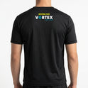 Camiseta com estampa frontal de texto estilizado "FEEL THE VORTEX!" e logo geométrico; estampa traseira de texto "BOTUVA 2026 VORTEX 4 WAY TEAM" com ícone gráfico.