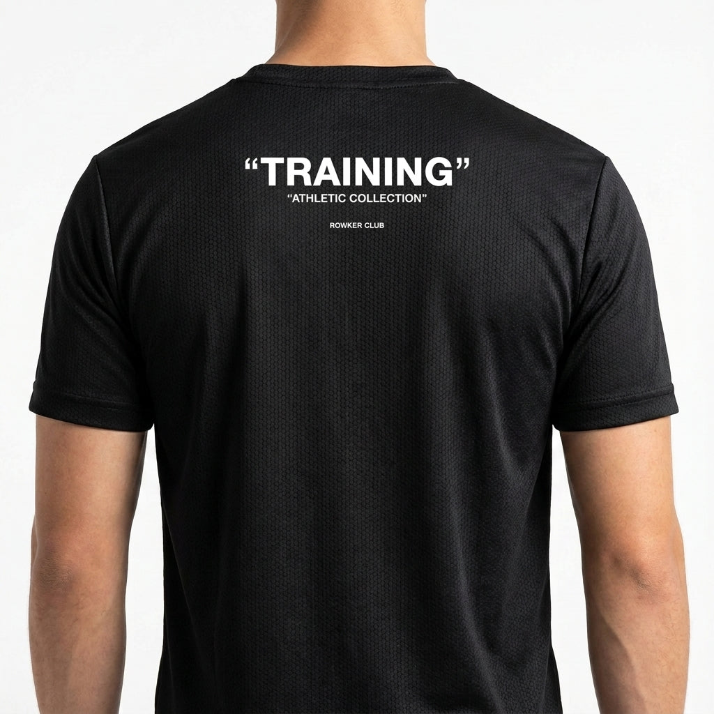 Camiseta com estampa frontal de "TRAINING" e estampa traseira de "TRAINING" seguido por "ATHLETIC COLLECTION" e "BOWKER CLUB" abaixo em letras menores.