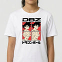Camiseta com estampa frontal de quatro quadrados ilustrando personagens de cabelo arrepiado, acompanhados pelas letras "DBZ" acima e texto em japonês abaixo.