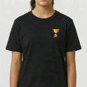 Camiseta com estampa frontal de pequeno troféu dourado e estampa traseira de grande troféu dourado sobre frase "Quem vencer herdará todas essas coisas Apocalipse 21:7".