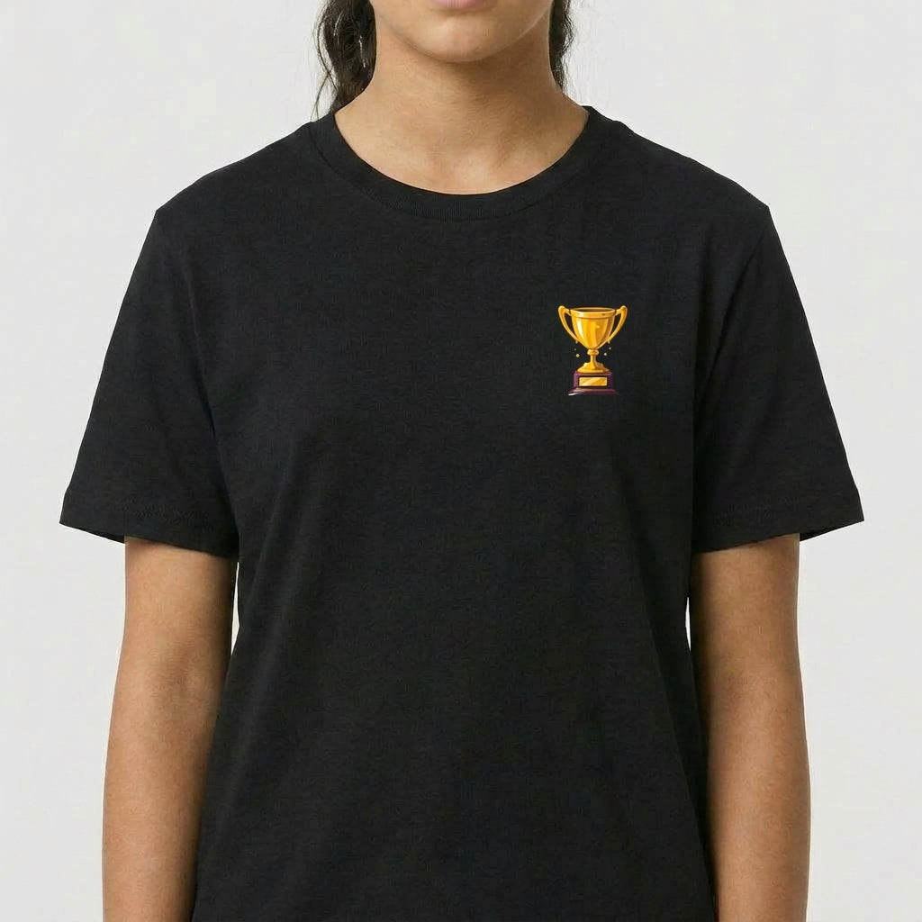 Camiseta com estampa frontal de pequeno troféu dourado e estampa traseira de grande troféu dourado sobre frase "Quem vencer herdará todas essas coisas Apocalipse 21:7".