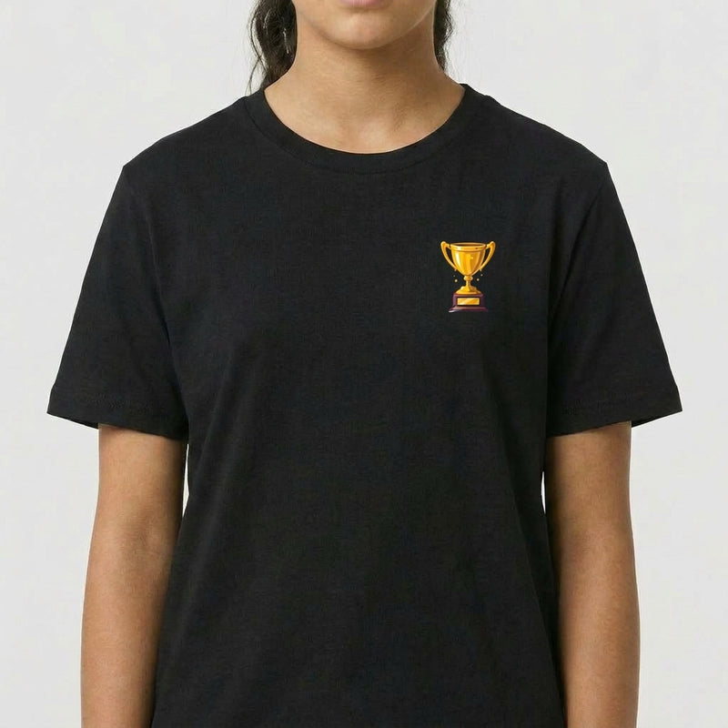Camiseta com estampa frontal de pequeno troféu dourado e estampa traseira de grande troféu dourado sobre frase "Quem vencer herdará todas essas coisas Apocalipse 21:7".