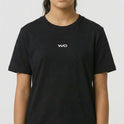 Camiseta com estampa frontal de texto estilizado "YNO" em fonte discreta.