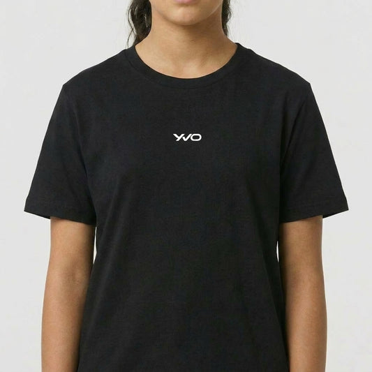 Camiseta com estampa frontal de texto estilizado "YNO" em fonte discreta.