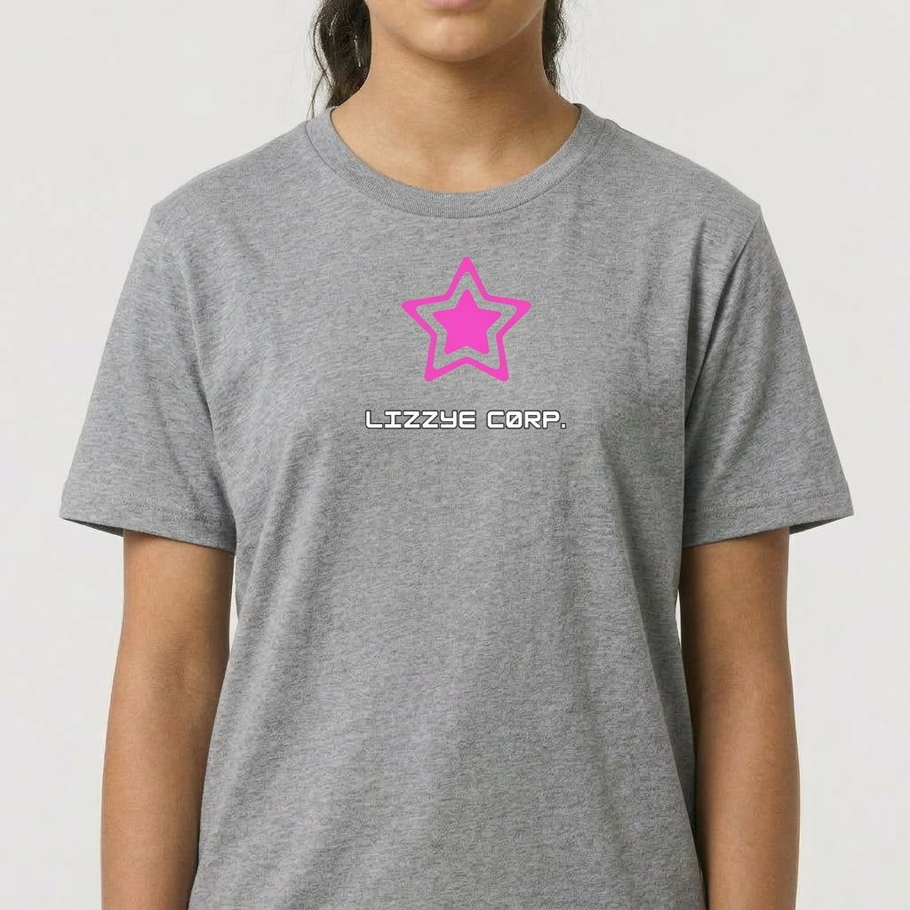 Camiseta com estampa frontal de estrela com contorno em destaque e texto estilizado logo abaixo.