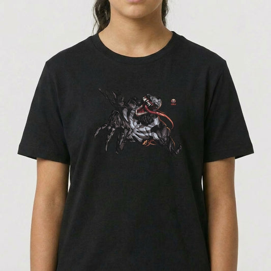 Camiseta com estampa frontal de criatura monstruosa com dentes afiados e língua saliente, acompanhada de detalhes dinâmicos em traços estilizados.