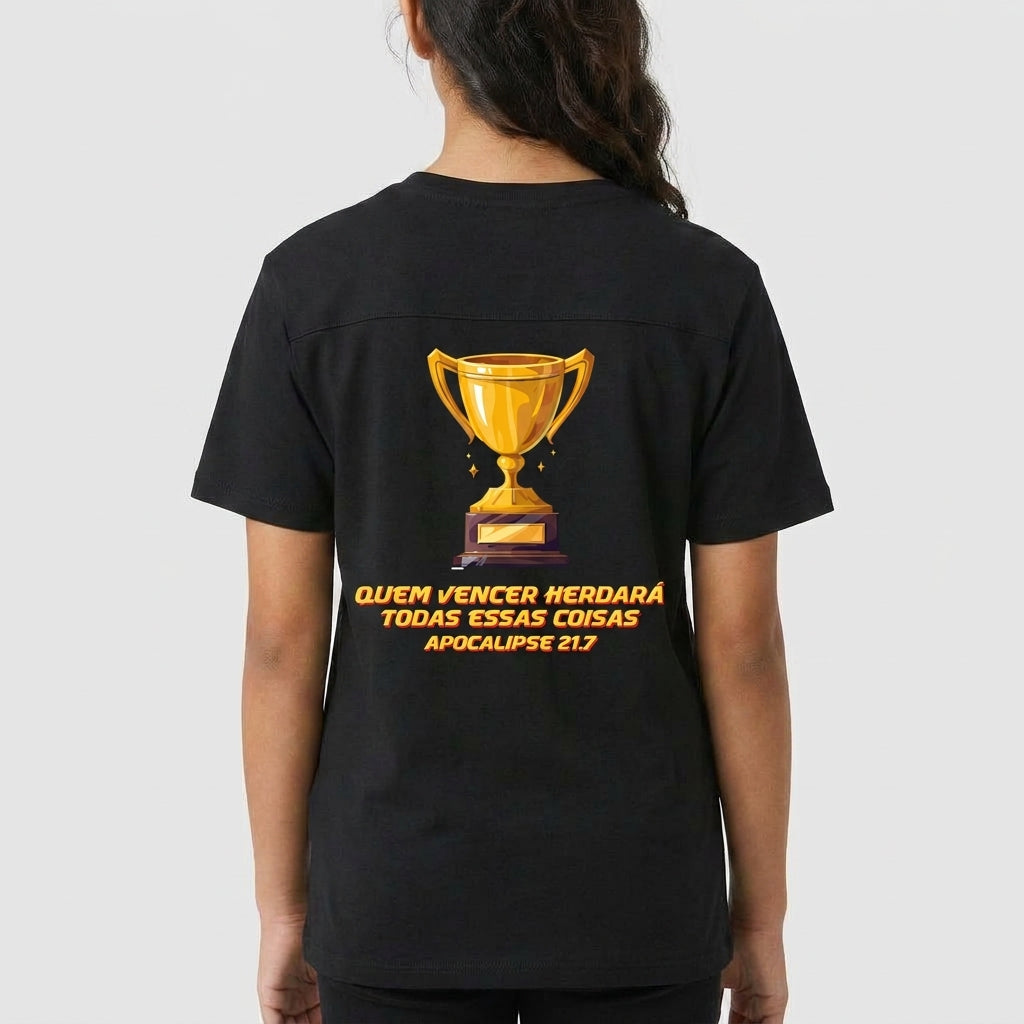Camiseta com estampa frontal de pequeno troféu dourado e estampa traseira de grande troféu dourado sobre frase "Quem vencer herdará todas essas coisas Apocalipse 21:7".