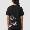 Camiseta com estampa traseira de rosto estilizado gritando, olhos brilhantes, mãos abertas e números "67" em vermelho sobre as mãos.