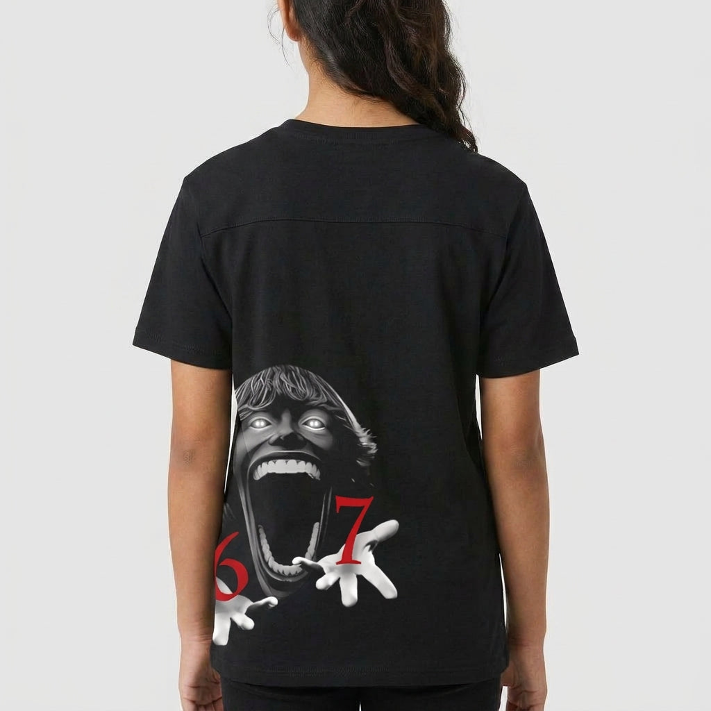 Camiseta com estampa traseira de rosto estilizado gritando, olhos brilhantes, mãos abertas e números "67" em vermelho sobre as mãos.