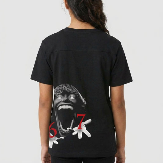Camiseta com estampa traseira de rosto estilizado gritando, olhos brilhantes, mãos abertas e números "67" em vermelho sobre as mãos.