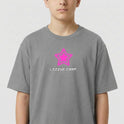 Camiseta com estampa frontal de estrela com contorno em destaque e texto estilizado logo abaixo.