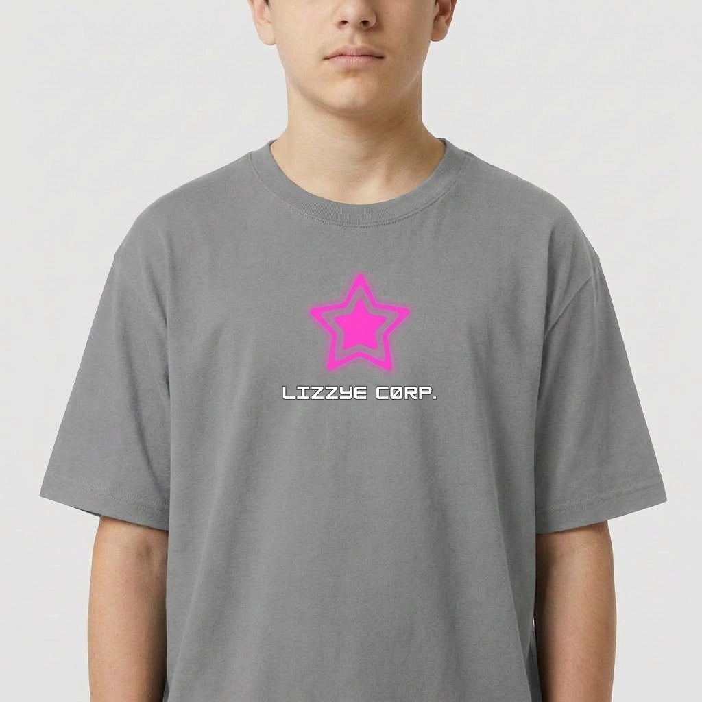 Camiseta com estampa frontal de estrela com contorno em destaque e texto estilizado logo abaixo.