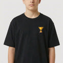 Camiseta com estampa frontal de pequeno troféu dourado e estampa traseira de grande troféu dourado sobre frase "Quem vencer herdará todas essas coisas Apocalipse 21:7".