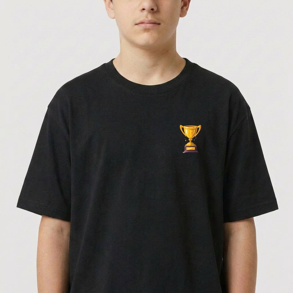 Camiseta com estampa frontal de pequeno troféu dourado e estampa traseira de grande troféu dourado sobre frase "Quem vencer herdará todas essas coisas Apocalipse 21:7".