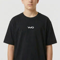 Camiseta com estampa frontal de texto estilizado "YNO" em fonte discreta.