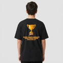 Camiseta com estampa frontal de pequeno troféu dourado e estampa traseira de grande troféu dourado sobre frase "Quem vencer herdará todas essas coisas Apocalipse 21:7".