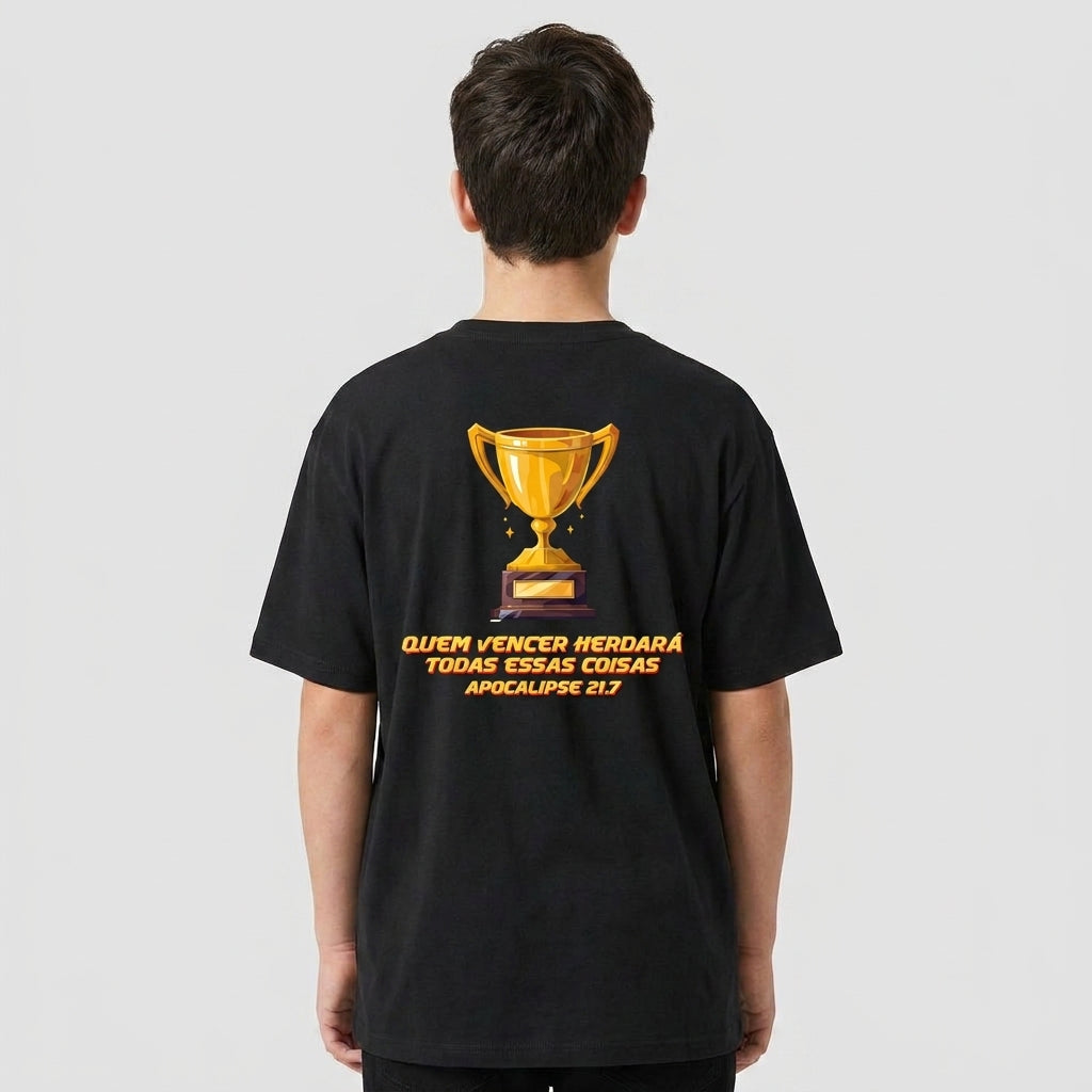Camiseta com estampa frontal de pequeno troféu dourado e estampa traseira de grande troféu dourado sobre frase "Quem vencer herdará todas essas coisas Apocalipse 21:7".