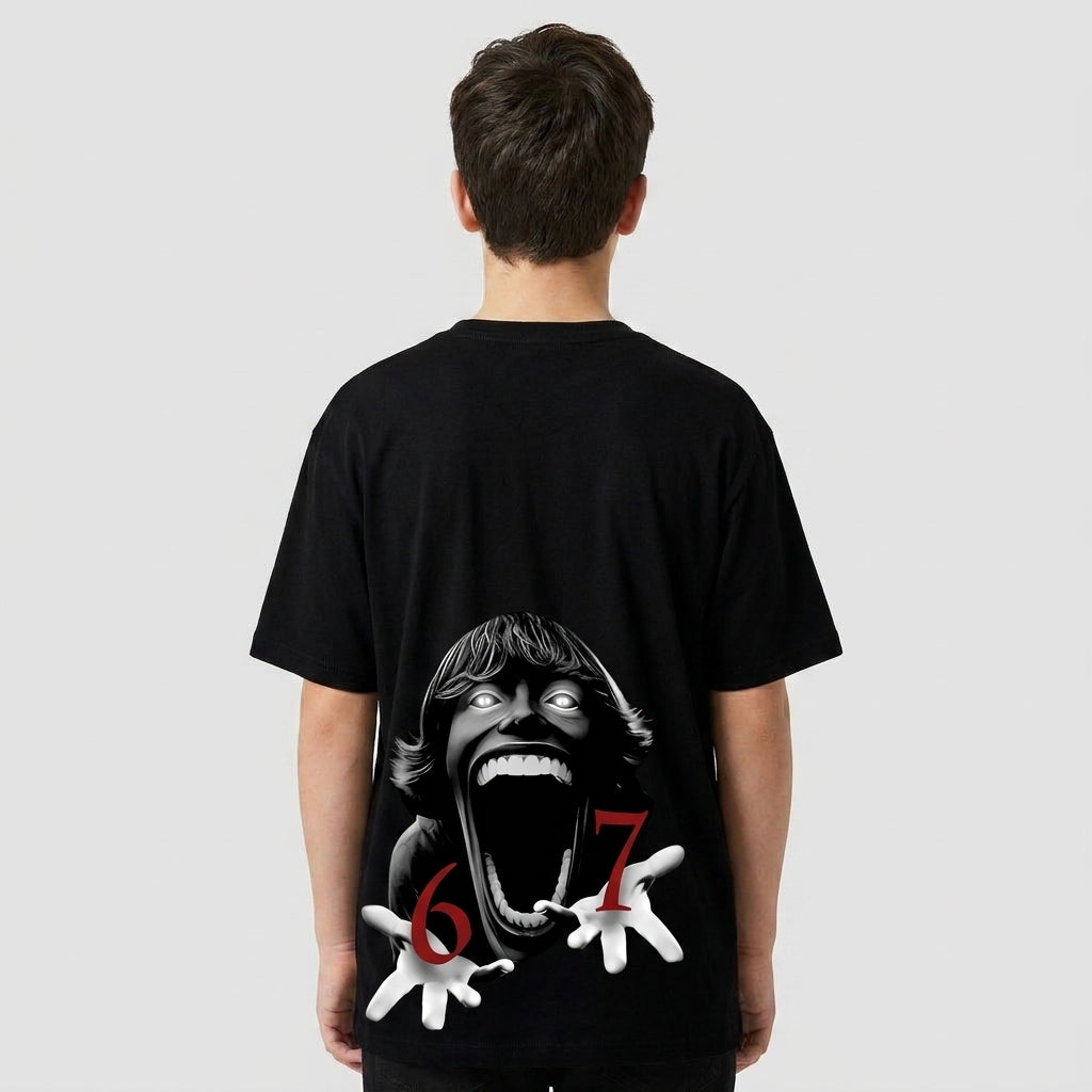 Camiseta com estampa traseira de rosto estilizado gritando, olhos brilhantes, mãos abertas e números "67" em vermelho sobre as mãos.