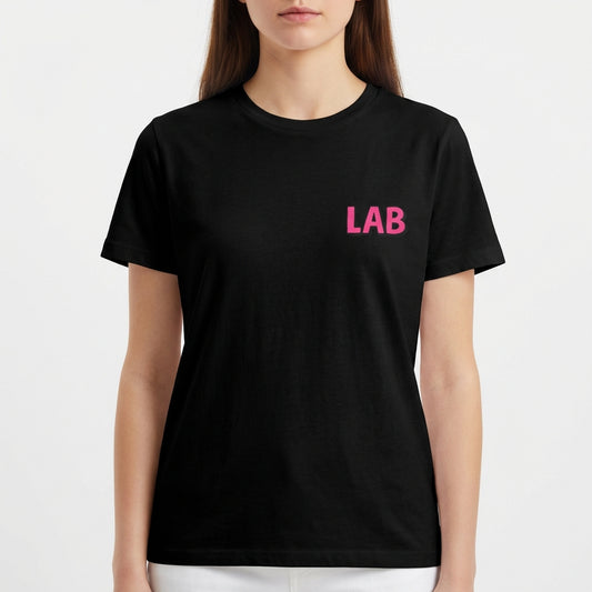 Camiseta com estampa frontal de letras estilizadas formando "LAB" no peito e estampa traseira de frase "CONNECTING PEOPLE WITH JESUS!" no canto inferior.