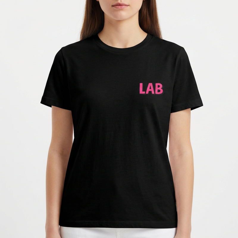 Camiseta com estampa frontal de letras estilizadas formando "LAB" no peito e estampa traseira de frase "CONNECTING PEOPLE WITH JESUS!" no canto inferior.