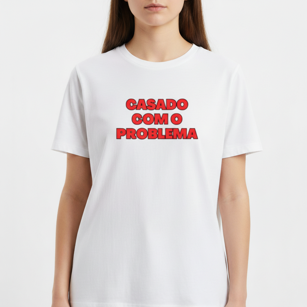 Camiseta com estampa frontal de texto em destaque que diz "CASADO COM O PROBLEMA", com letras em negrito dispostas em três linhas.