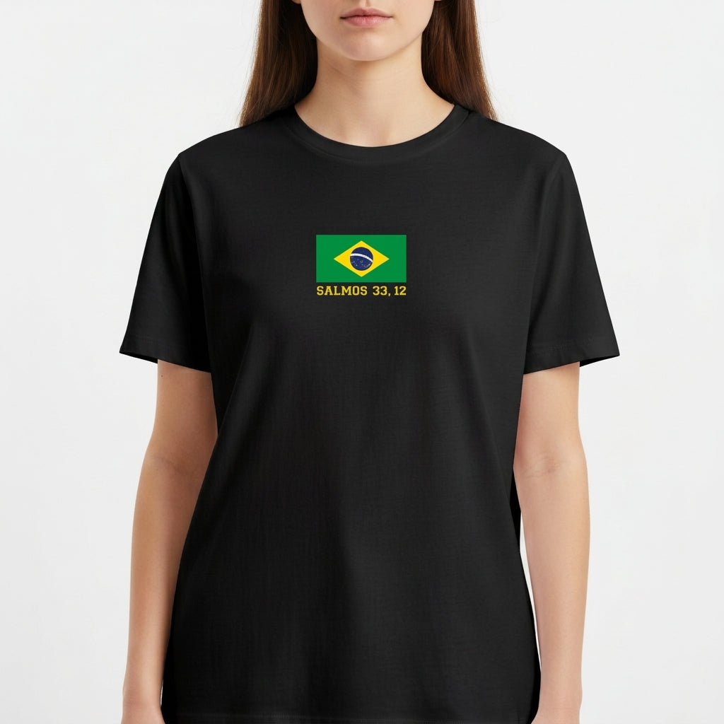 Camiseta com estampa frontal de bandeira do Brasil e "SALMOS 33, 12", e estampa traseira de texto "FELIZ A NAÇÃO CUJO DEUS É O SENHOR".