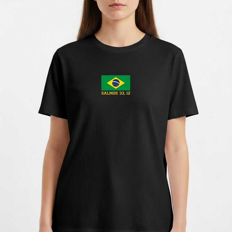 Camiseta com estampa frontal de bandeira do Brasil e "SALMOS 33, 12", e estampa traseira de texto "FELIZ A NAÇÃO CUJO DEUS É O SENHOR".