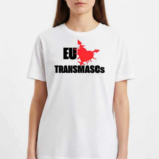 Camiseta com estampa frontal de texto "EU ❤️ TRANSMASCs" ao lado de um coração flechado, e estampa traseira circular com símbolo e palavra "TRANSVERSICAL".