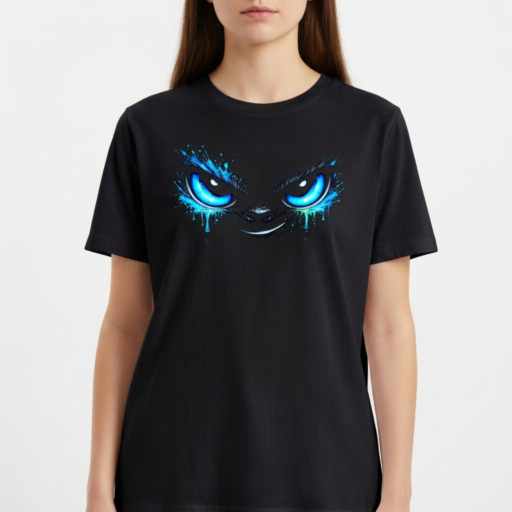 Camiseta com estampa frontal de olhos grandes e luminosos, com traços escorrendo, criando um efeito feroz e marcante no desenho centralizado.