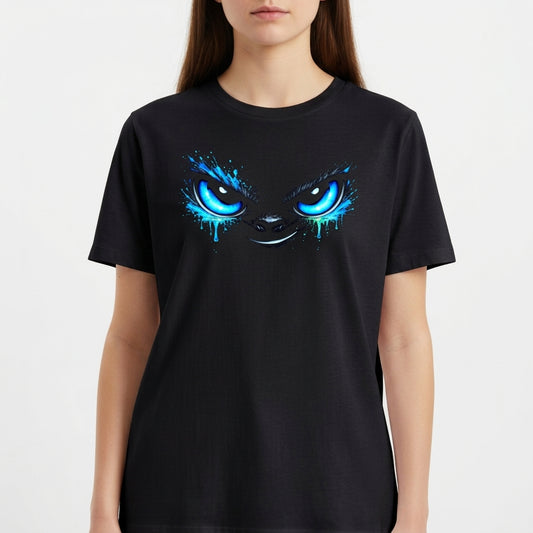 Camiseta com estampa frontal de olhos grandes e luminosos, com traços escorrendo, criando um efeito feroz e marcante no desenho centralizado.