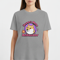 Camiseta com estampa frontal de cão estilizado em círculo lilás, com os dizeres "Heaven's Meme Ambassador" em rosa e estampa traseira de QR Code.