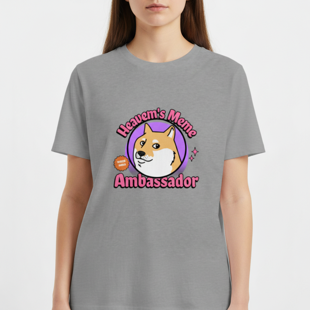 Camiseta com estampa frontal de cão estilizado em círculo lilás, com os dizeres "Heaven's Meme Ambassador" em rosa e estampa traseira de QR Code.