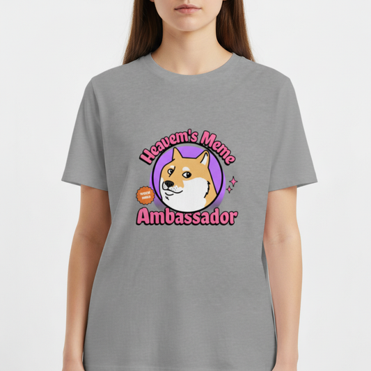 Camiseta com estampa frontal de cão estilizado em círculo lilás, com os dizeres "Heaven's Meme Ambassador" em rosa e estampa traseira de QR Code.