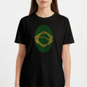 Camiseta com estampa frontal de uma digital estilizada formando a bandeira do Brasil, integrando as listras curvas em tons contrastantes.