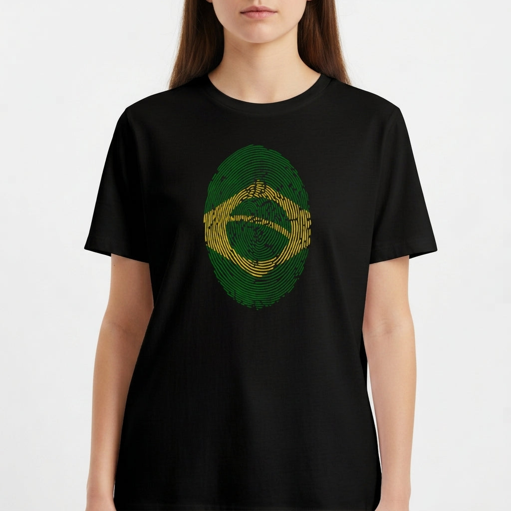 Camiseta com estampa frontal de uma digital estilizada formando a bandeira do Brasil, integrando as listras curvas em tons contrastantes.