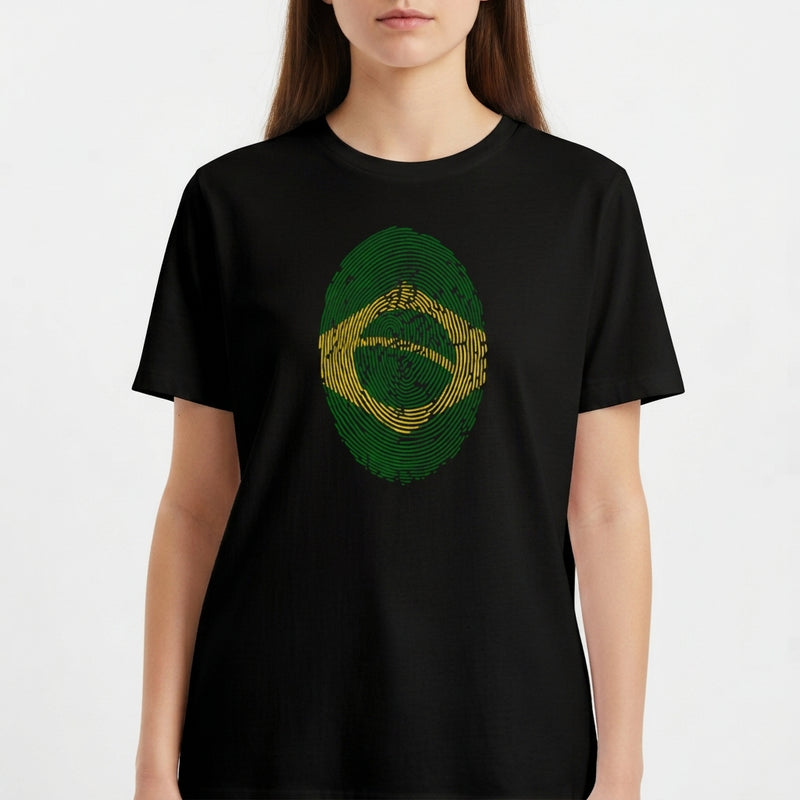 Camiseta com estampa frontal de uma digital estilizada formando a bandeira do Brasil, integrando as listras curvas em tons contrastantes.