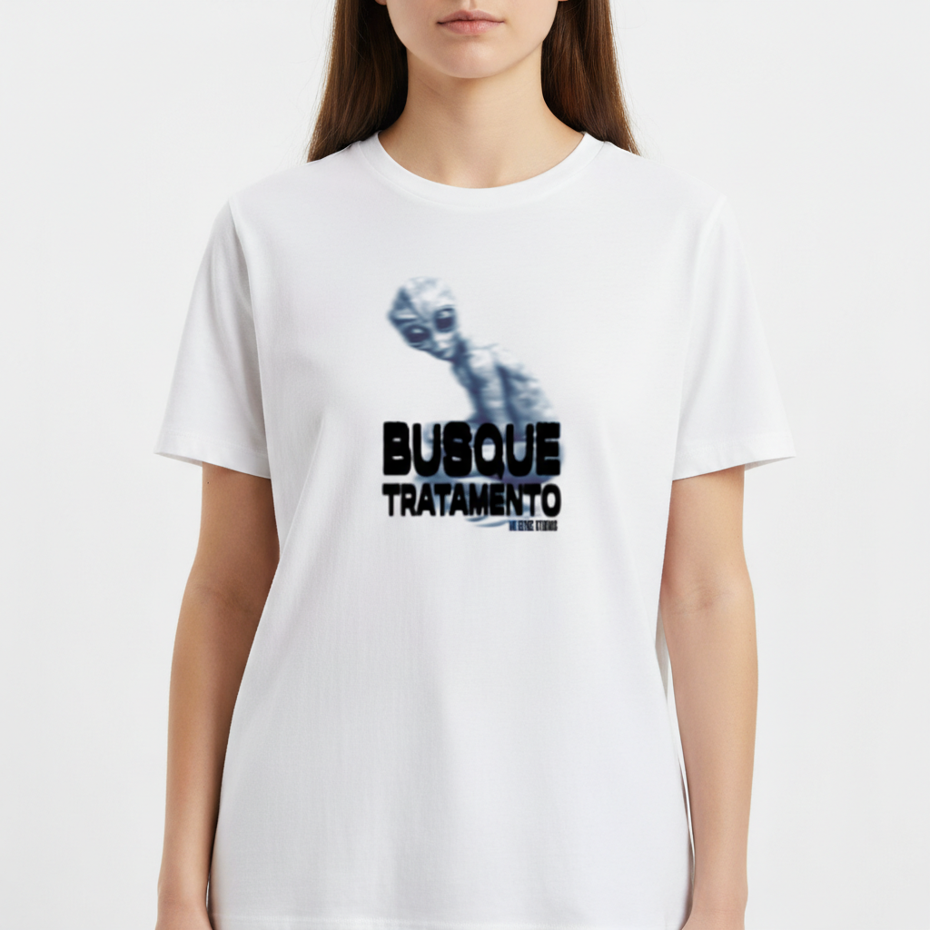 Camiseta com estampa frontal de um alienígena estilizado ao lado da frase "BUSQUE TRATAMENTO" em letras grandes e sombreadas, acompanhada por um texto menor.