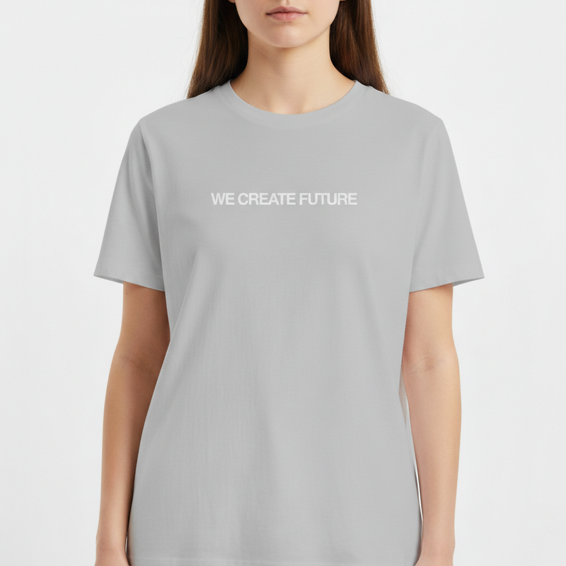 Camiseta com estampa frontal de texto "WE CREATE FUTURE" em fonte clara e estampa traseira com pequeno logotipo estilizado no topo central.