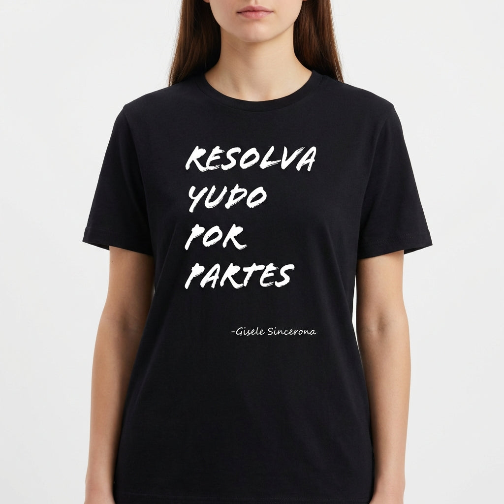 Camiseta com estampa frontal de texto estilizado "RESOLVA TUDO POR PARTES" seguido pela assinatura "-Gisele Sincerona".