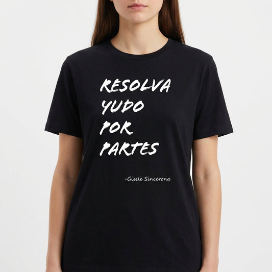 Camiseta com estampa frontal de texto estilizado "RESOLVA TUDO POR PARTES" seguido pela assinatura "-Gisele Sincerona".
