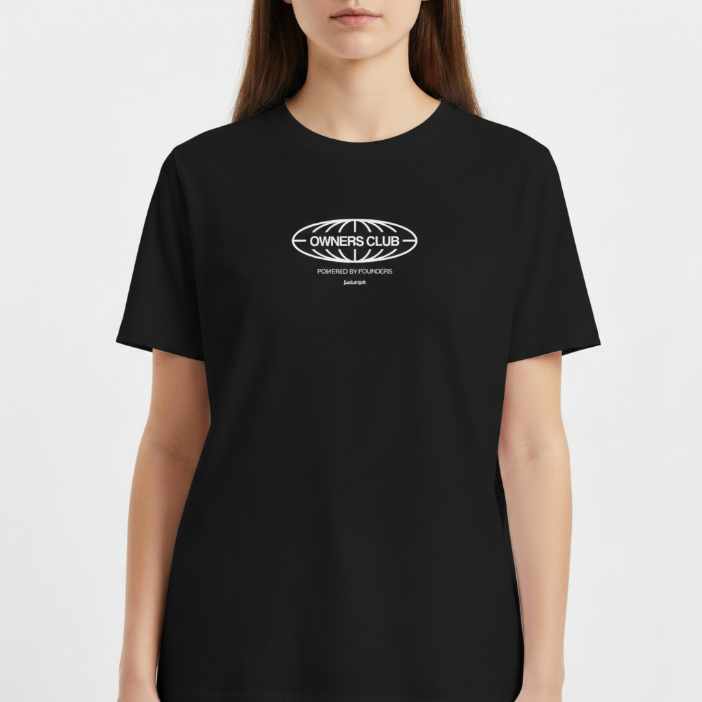 Camiseta com estampa frontal de um emblema oval que contém as palavras "OWNERS CLUB" e "POWERED BY FOUNDERS" centralizadas acima de um detalhe gráfico.