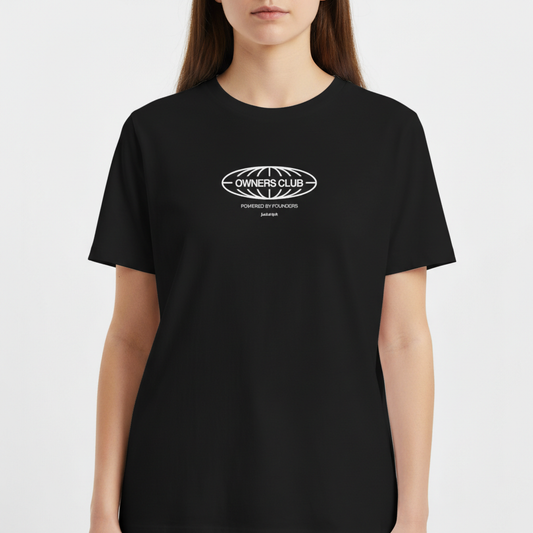 Camiseta com estampa frontal de um emblema oval que contém as palavras "OWNERS CLUB" e "POWERED BY FOUNDERS" centralizadas acima de um detalhe gráfico.
