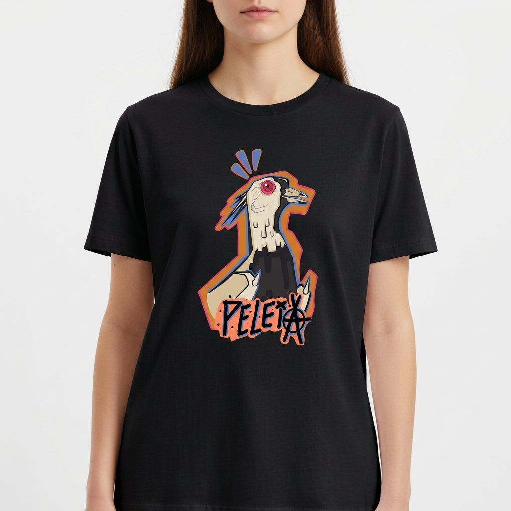 Camiseta com estampa frontal de uma ilustração estilizada de galo com olhos vermelhos e traços gráficos ousados, acompanhada da palavra "PELEJA".