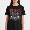 Camiseta com estampa frontal de uma figura robótica em posição sentada, cercada por pequenos coelhos e símbolos decorativos ao lado do texto "ALPHONSE".
