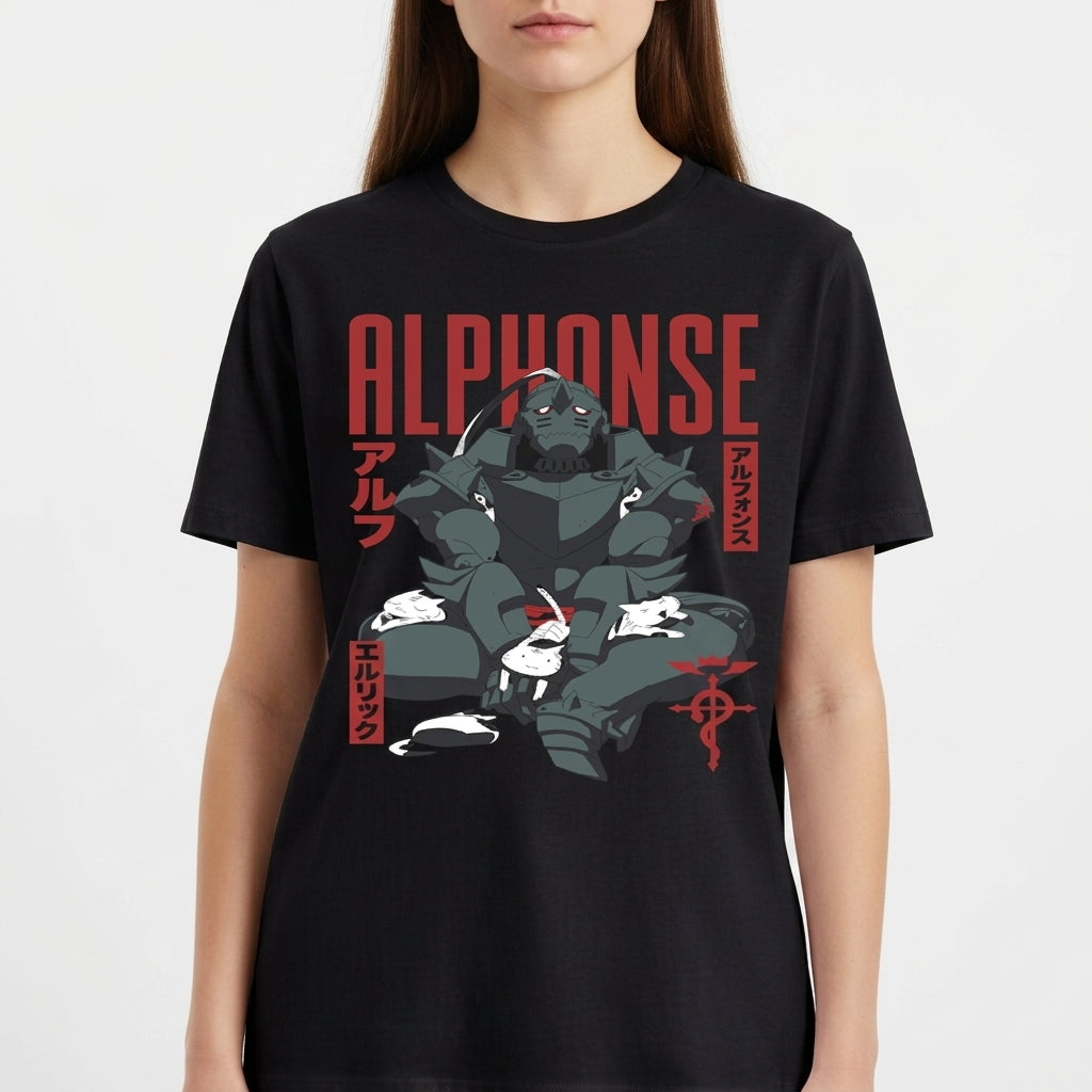 Camiseta com estampa frontal de uma figura robótica em posição sentada, cercada por pequenos coelhos e símbolos decorativos ao lado do texto "ALPHONSE".