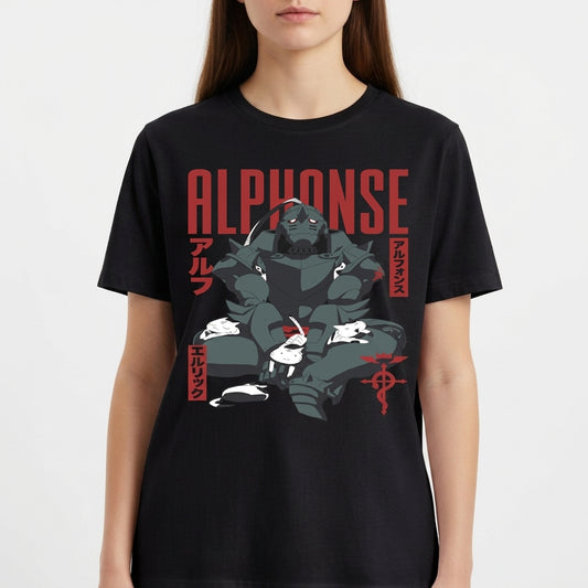 Camiseta com estampa frontal de uma figura robótica em posição sentada, cercada por pequenos coelhos e símbolos decorativos ao lado do texto "ALPHONSE".