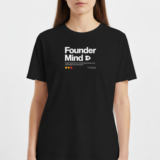 Camiseta com estampa frontal de texto "Founder Mind" acompanhado de uma silhueta de cabeça, frase inspiradora e três círculos coloridos abaixo.