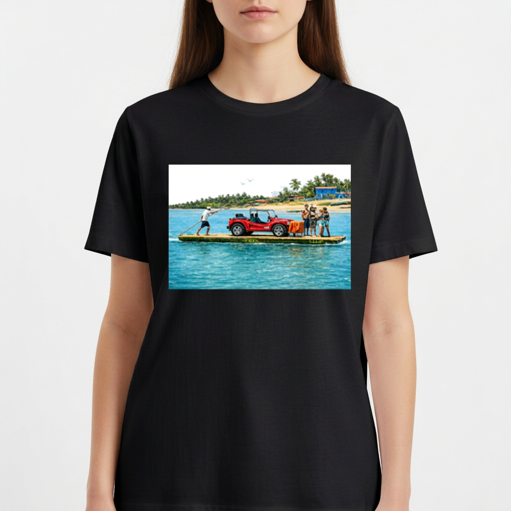 Camiseta com estampa frontal de cena litorânea com pessoas e jipe sobre balsa em rio, e estampa traseira de texto "Barra do Rio" com sol e palmeiras.